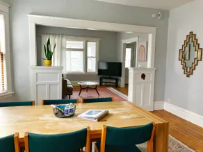 Cozy & inviting apt. with beautiful natural light - Image 5