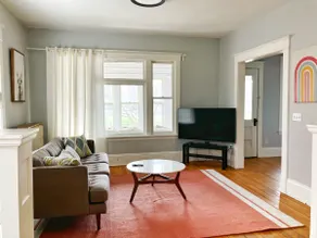 Cozy & inviting apt. with beautiful natural light - Image 2