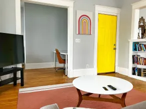 Cozy & inviting apt. with beautiful natural light - Image 3