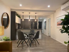 Luxe Retreat - Train/Shops/Parks + Free Parking - Image 3