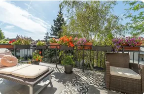 Elegant townhouse with private garden & parking - Image 3