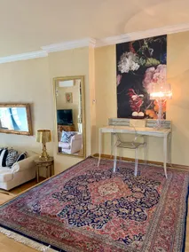 Elegant townhouse with private garden & parking - Image 2