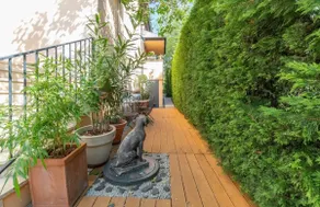 Elegant townhouse with private garden & parking - Image 4