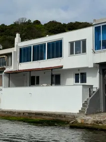 A house with a capacity of 4 people, surrounded by nature, right by the sea. - Image 2