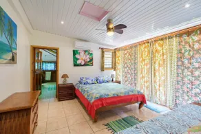 A/C bungalow with mountain view & Haapiti Surf access - Image 2