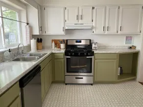 Charming, Cozy, and Centrally Located House - Image 3