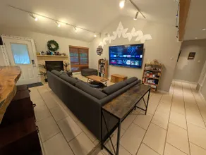 3BR Near Domain, Parking, Fast WiFi, Spacious - Image 4