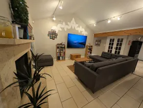 3BR Near Domain, Parking, Fast WiFi, Spacious - Image 2