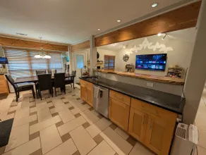 3BR Near Domain, Parking, Fast WiFi, Spacious - Image 5