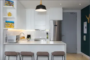 CENTRAL CAPE TOWN, STUNNING DESIGNER APARTMENT - Image 3