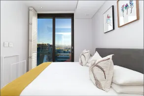 CENTRAL CAPE TOWN, STUNNING DESIGNER APARTMENT - Image 2
