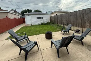 Bright 2 Bedroom in Brighton Park w/Parking! - Image 3