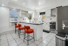 Stylish APT, 5 min to NYC train,23 min to Met Life - Image 3