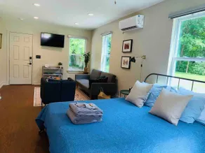 Boho Groove - urban studio with relaxing backyard - Image 2