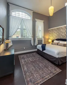 Spacious & Elegant Historic Flat in Downtown - Image 3