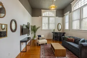 Spacious & Elegant Historic Flat in Downtown - Image 5