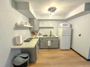 Private 1BR Ground-Level Gem Near Transit! - Image 3