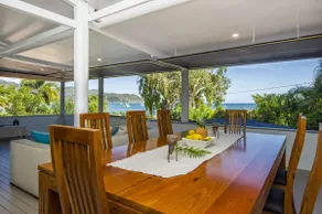 På stranden - Horseshoe Bay, QLD - Image 3