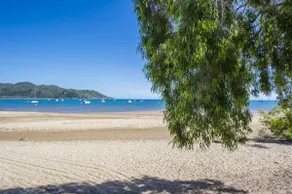 På stranden - Horseshoe Bay, QLD - Image 2