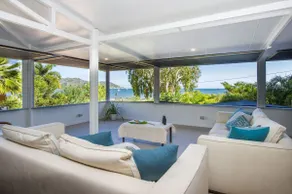 På stranden - Horseshoe Bay, QLD - Image 4