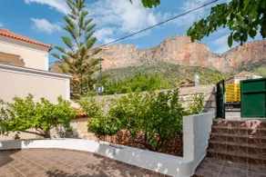 Red Rock & Sea House - Image 2
