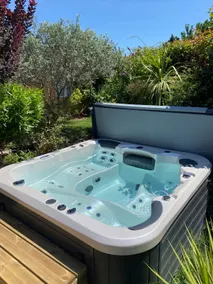 Jacuzzi studio, swimming pool in a green setting. - Image 4