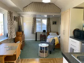 The Garden Room, Viables, Basingstoke with parking - Image 4