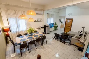 Charming 4BR House walkable to MRT Phaholyothin - Image 4