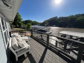 Lake of the Ozarks Cozy Lakefront Cottage - Image 2