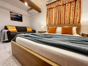 17HH -Spacious home with rooftop terrace & Jacuzzi - Image 4