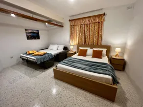 17HH -Spacious home with rooftop terrace & Jacuzzi - Image 5