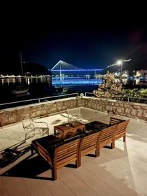 Waterfront Historic Villa, beautiful Renaissance garden, heated swimming pool - Image 4