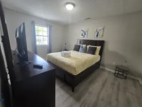 Cozy Stay in the Heart of Everything - Image 3
