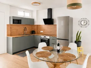 Large, newly renovated designer apartment (3 bedrooms) - Image 3