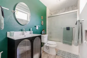 Modern stylish guesthouse central to everything! - Image 4