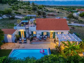 Nature Escape House with Heated Pool & Jacuzzi - Image 3