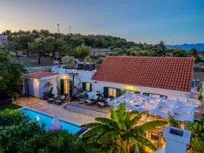 Nature Escape House with Heated Pool & Jacuzzi - Image 4