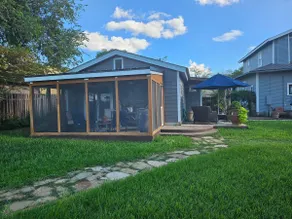 Clucks & Blooms Cottage - Image 3