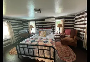 Vintage Riverfront Log Cabin “Emma” w/hot tub - Image 4