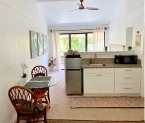 Quiet, Top-Floor Suite with A/C and Great Views - Image 2