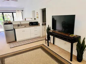 Quiet, Top-Floor Suite with A/C and Great Views - Image 4