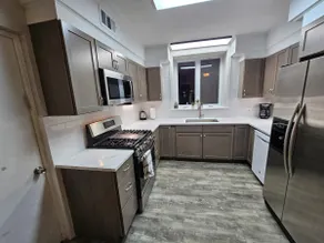 Huge Bright Corner Home on Chicago's North Side - Image 3