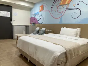 Music City Double Room, Formosa Boulevard, Liuhe Night Market, Formosa Boulevard Station - Image 4