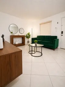 Modern Condo 2 BDR 2.5BT• Pool • Free Parking - Image 2