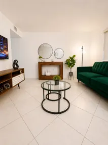Modern Condo 2 BDR 2.5BT• Pool • Free Parking - Image 3