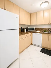 Modern Condo 2 BDR 2.5BT• Pool • Free Parking - Image 5