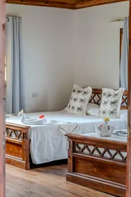 Hiana Bungalow – lagoon view with private beach - Image 2