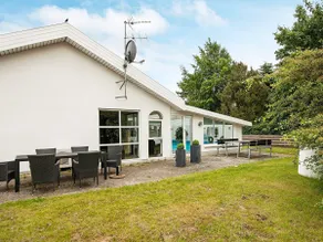 8 person holiday home in Ebeltoft-By Traum - Image 2