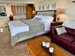 Sweet Oceanfront Studio in Vintage Cabin (Hot Tub) - Image 4