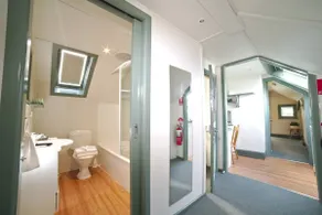 2 Bedroom Self Contained Apartment with Spa - Image 5